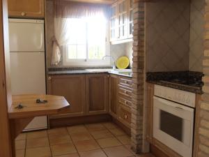 利乌玛Villa Pepito的厨房配有白色冰箱和窗户。