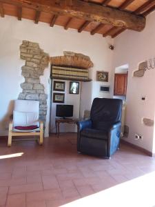 佛罗伦萨佛罗伦萨附近乡村民宿的客厅配有椅子和石墙
