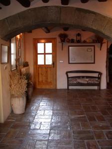LoporzanoCasa Rural Boletas的一间设有门、桌子和椅子的房间