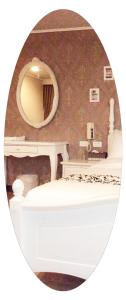 六龟亚泰旅馆 的一间镜子浴室和一张位于客房内的床