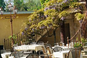 Noemys Gradignan - ex Cit'Hotel Le Chalet Lyrique餐厅或其他用餐的地方