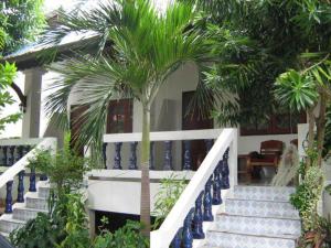 拉迈Lamoon Lamai Residence & Guesthouse的房屋前有棕榈树的楼梯