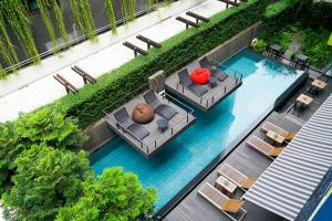 曼谷曼谷利特住宿的享有带桌椅的游泳池的顶部景致