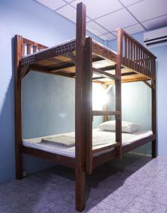 曼谷兹利普63旅舍 的客房内的一张木制双层床