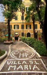 罗马玛利亚圣劳伦佐别墅酒店的人行道中间有迷宫的建筑