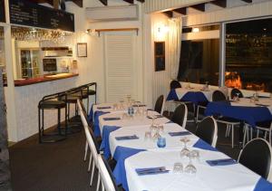 马奇万德莱特汽车旅馆的一间设有蓝色桌布的餐厅里的一排桌子