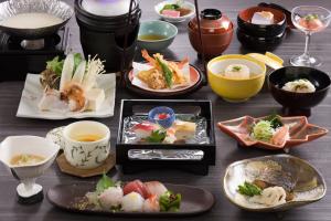 奈良米卡萨酒店 的餐桌,盘子上放着食物和碗