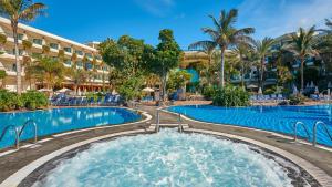 普拉亚布兰卡Hipotels Natura Palace Adults Only的度假酒店的游泳池