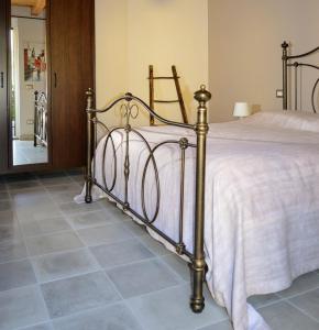 韦尔巴尼亚Casina dello Zio的卧室配有1张床,铺有瓷砖地板。