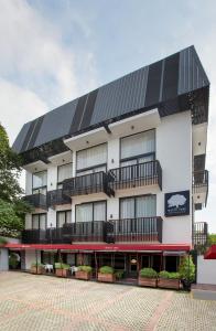 雅加达白树住宅酒店的一座建筑的侧面设有太阳能电池板