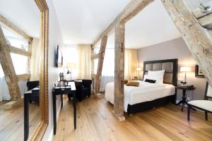 拉芬斯堡盖瑟夫恩格尔酒店的一间卧室配有大镜子、一张床和一张书桌