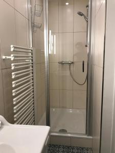 维也纳毕蔓仁塔尔1号公寓 的带淋浴和盥洗盆的浴室