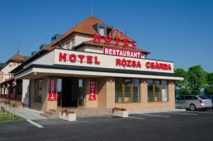 海吉什豪洛姆Hotel Rózsa Csárda Bungalow & Caravan Park的标有餐厅标志的酒店大楼