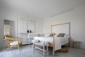 法维尼亚纳Camarò Favignana的白色卧室配有床和椅子