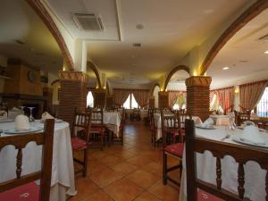 圭哈尔谢拉拉海吉尔拉酒店的一间在房间内配有桌椅的餐厅