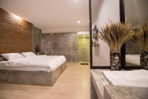 佛丕平查诺克度假村的一间卧室设有两张床和砖墙