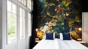 米德尔堡斯普伦可里克斯蒙门特酒店的卧室的墙上挂着鲜花