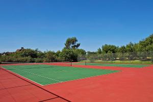 奈瓦沙东非大裂谷旅舍及高尔夫度假酒店的网球场上的几个网球场