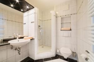 贝尔恩里德希尔布里克酒店的带淋浴、盥洗盆和卫生间的浴室