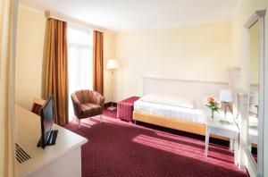 贝尔恩里德希尔布里克酒店的酒店客房,配有床和电视