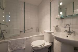 南凯夫Green Dragon, Welton by Marston's Inns的白色的浴室设有卫生间和水槽。