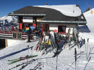RosswaldRestaurant Fleschboden的一群滑雪者站在滑雪小屋外面