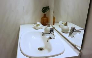 StordalBlåtind Apartments的浴室设有白色水槽和镜子