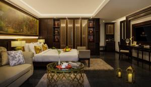 清迈泰阿卡拉-兰纳精品酒店-SHA Extra Plus的酒店客房配有床、沙发和桌子。