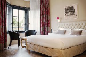 阿尔德洛海滩达德洛特花园酒店的一间卧室配有一张床、一张书桌和一个窗户。