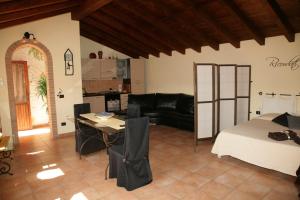 蒙塞拉托L'Isola Felice Apartment的客厅配有床、桌子和沙发