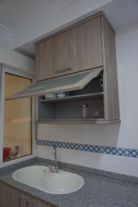 里瓦德奥Duplex Ribadeo的厨房内的水槽,配有台面