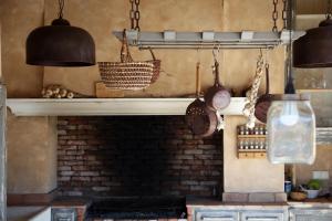 皮亚纳Les Bergeries d'Arone的厨房配有带锅碗瓢盆的砖壁炉