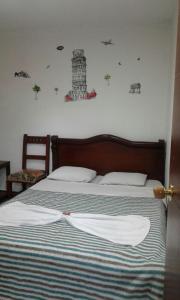 波帕扬Hostal Balcony的卧室配有一张床,墙上设有灯塔