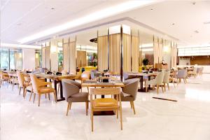 成都成都明宇尚雅饭店的餐厅内带桌椅的用餐室