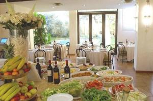 卡莱扎诺福斯特酒店的桌子上摆放着许多食物和葡萄酒