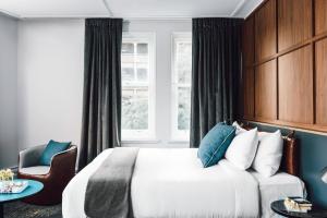 悉尼维如中心酒店的酒店客房设有床和窗户。