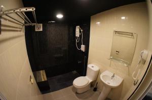 刁曼岛明苏X莱克特度假酒店的浴室配有卫生间、淋浴和盥洗盆。
