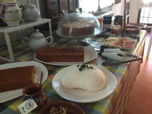 PelegrinaCasa Lola的一张桌子,上面放着各种蛋糕和甜点