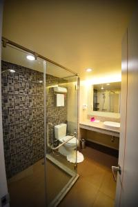 曼谷帕拉索@罗查达12酒店的带淋浴、卫生间和盥洗盆的浴室