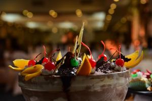 库鲁内格勒康提河段酒店的巧克力甜点和水果
