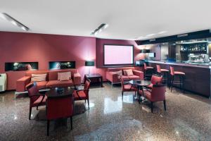 巴塞罗那加泰罗尼亚米卡多酒店的客厅配有沙发和桌椅