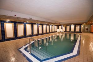 东弗利兰维里瑞克公寓的在酒店房间的一个大型游泳池