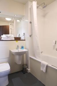 彼得黑德Harbour Spring, Peterhead by Marston's Inns的浴室配有白色卫生间和盥洗盆。