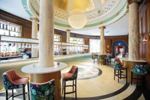 格拉斯哥voco Grand Central Glasgow, an IHG Hotel的大堂,设有酒吧和椅子