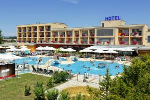 多布瓦Terme Paradiso - Hotel Paradiso的一座拥有大型游泳池的酒店,里面的人