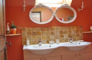 普卢巴拉内克奥克斯波特斯德布雷阿尚布尔酒店的浴室设有两面镜子和盥洗盆