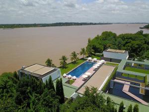 金边The Bale Phnom Penh by LifestyleRetreats的享有房子空中景色,设有河畔游泳池