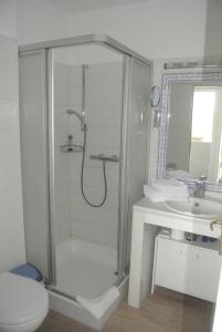 奥斯赛拜-屈隆斯博恩Hotel Rosenhof的带淋浴、卫生间和盥洗盆的浴室