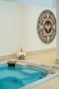 雅典迪奥森尼亚宫酒店的墙上有板的蓝色泳池