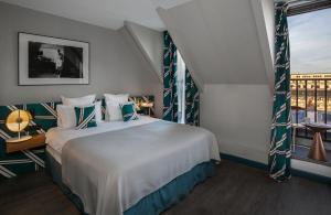 巴黎皮埃蒙特卢浮宫酒店的卧室设有一张白色大床和一扇窗户。